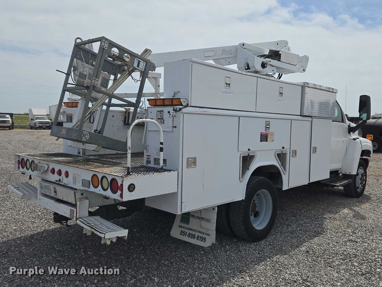 image for item ET5082 2006 GMC C5500 bucket truck
