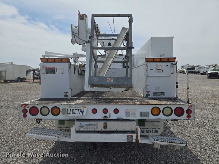 image for item ET5082 2006 GMC C5500 bucket truck