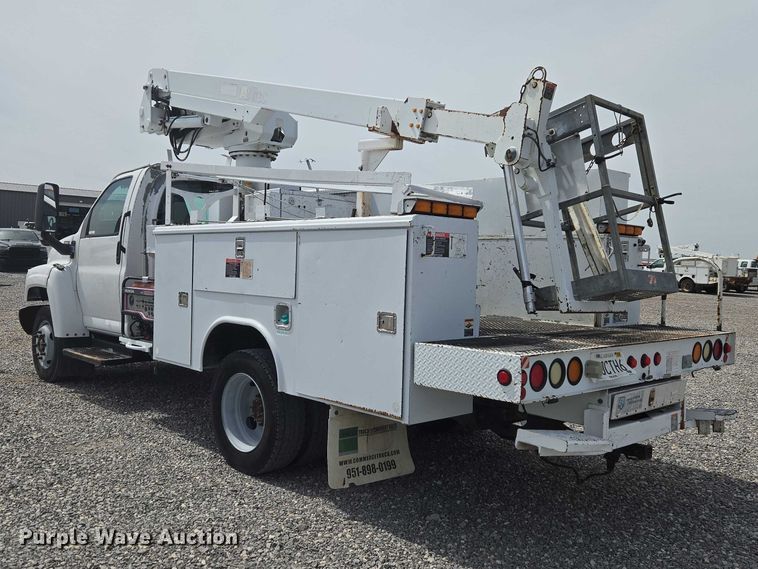 image for item ET5082 2006 GMC C5500 bucket truck