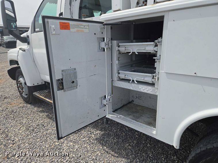 image for item ET5082 2006 GMC C5500 bucket truck