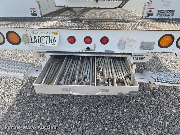 image for item ET5082 2006 GMC C5500 bucket truck