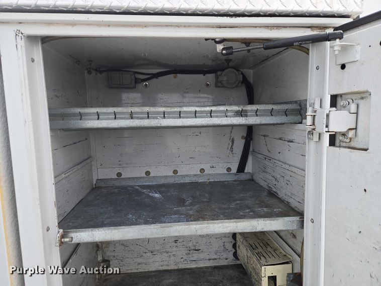 image for item ET5082 2006 GMC C5500 bucket truck