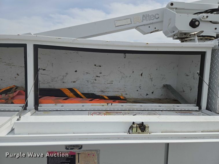 image for item ET5082 2006 GMC C5500 bucket truck