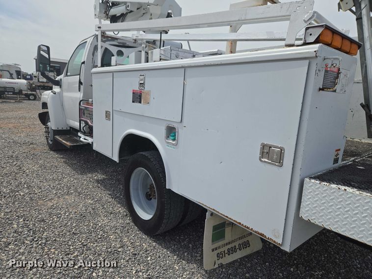image for item ET5082 2006 GMC C5500 bucket truck