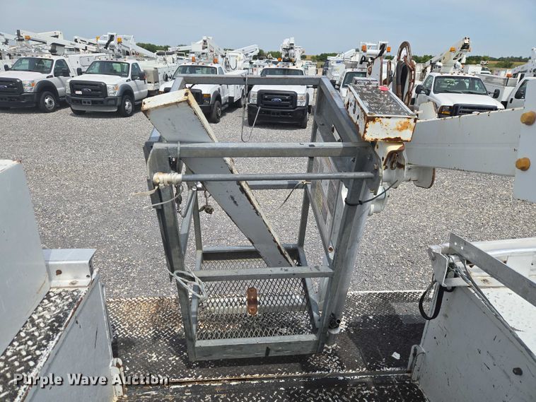 image for item ET5082 2006 GMC C5500 bucket truck