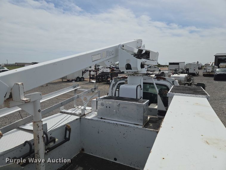 image for item ET5082 2006 GMC C5500 bucket truck