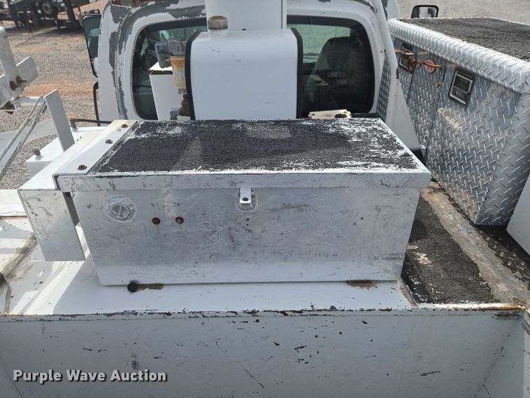 image for item ET5082 2006 GMC C5500 bucket truck