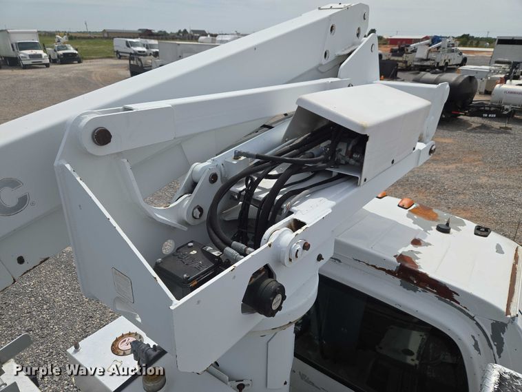 image for item ET5082 2006 GMC C5500 bucket truck