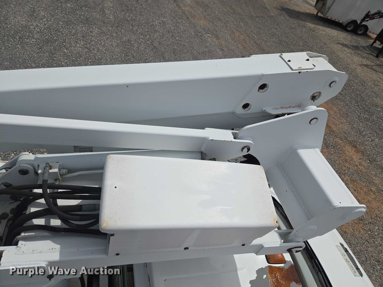 image for item ET5082 2006 GMC C5500 bucket truck