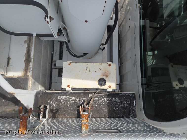 image for item ET5082 2006 GMC C5500 bucket truck