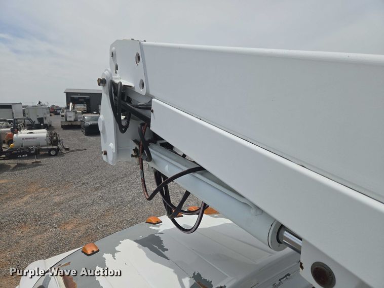 image for item ET5082 2006 GMC C5500 bucket truck
