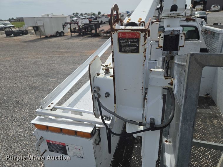 image for item ET5082 2006 GMC C5500 bucket truck