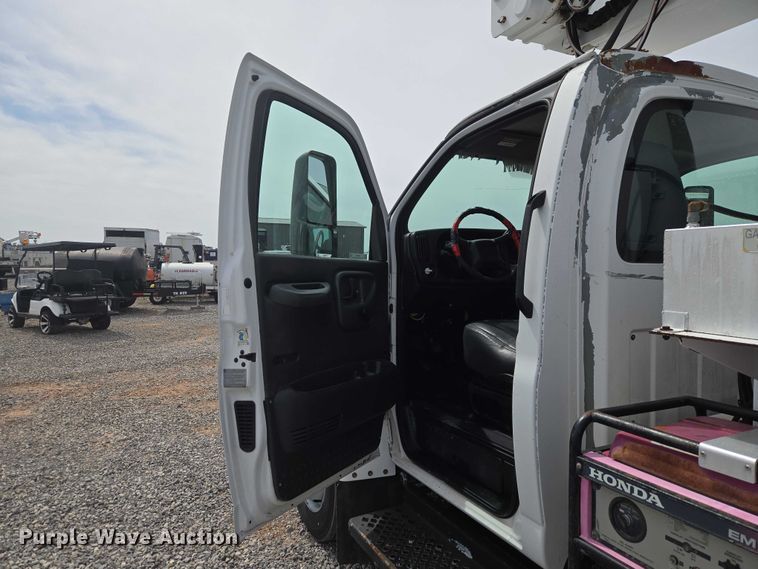 image for item ET5082 2006 GMC C5500 bucket truck