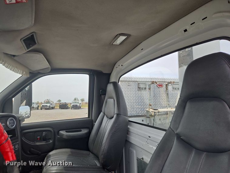 image for item ET5082 2006 GMC C5500 bucket truck