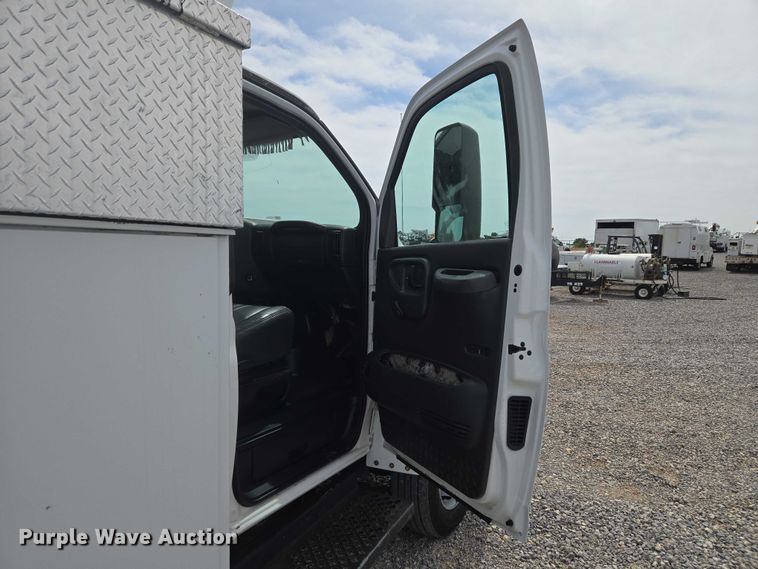 image for item ET5082 2006 GMC C5500 bucket truck