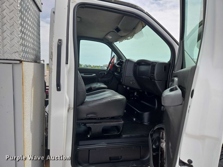 image for item ET5082 2006 GMC C5500 bucket truck