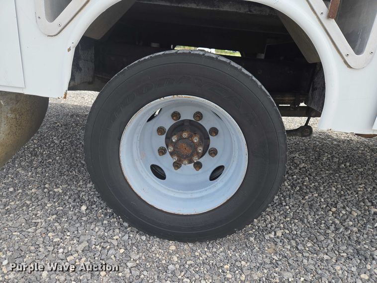 image for item ET5082 2006 GMC C5500 bucket truck