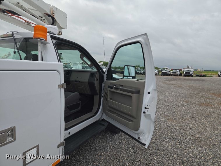 image for item ET5145 2010 Ford F550 Super Duty bucket truck