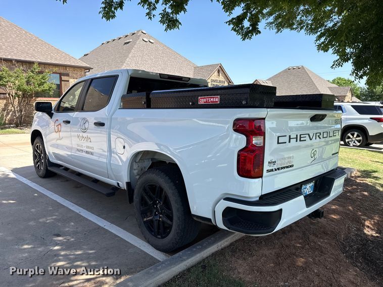 image for item ET6085 2022 Chevrolet Silverado 1500 Crew Cab pickup truck