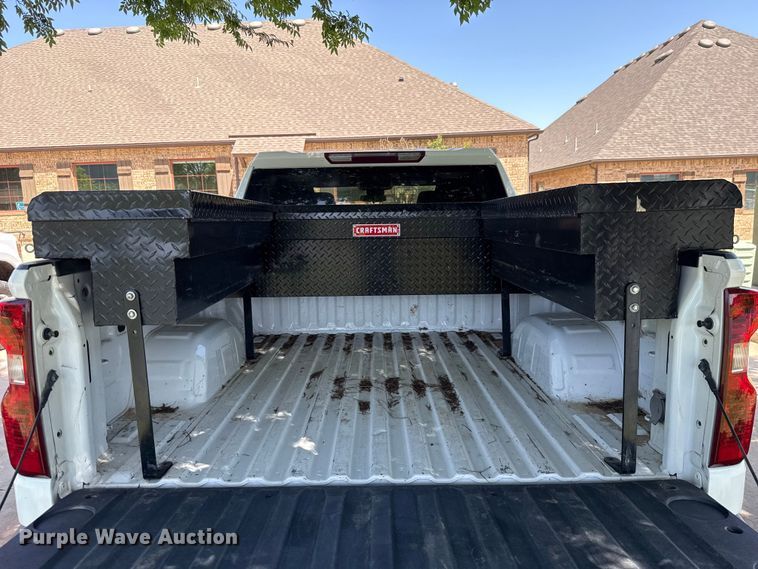 image for item ET6085 2022 Chevrolet Silverado 1500 Crew Cab pickup truck