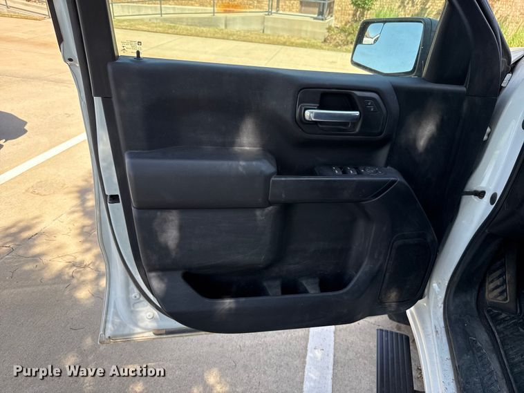 image for item ET6085 2022 Chevrolet Silverado 1500 Crew Cab pickup truck