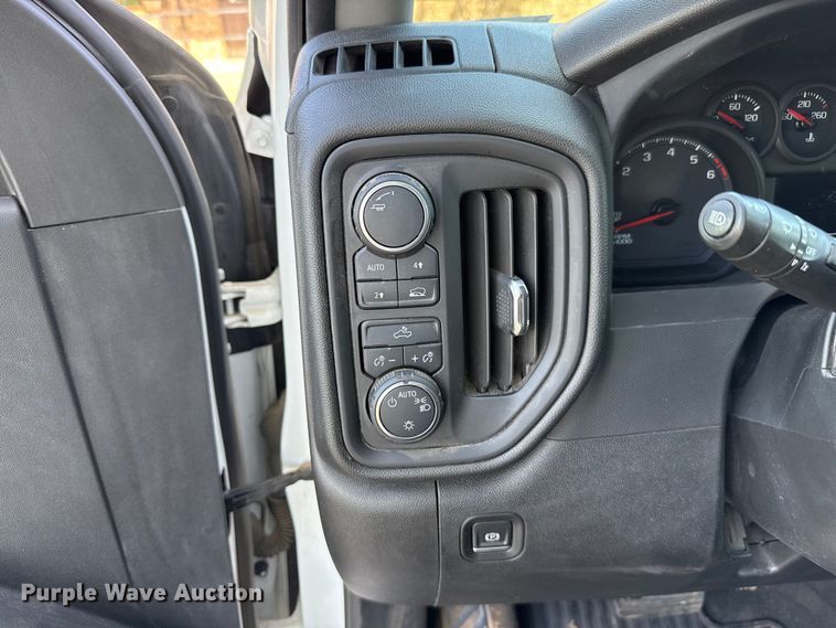 image for item ET6085 2022 Chevrolet Silverado 1500 Crew Cab pickup truck