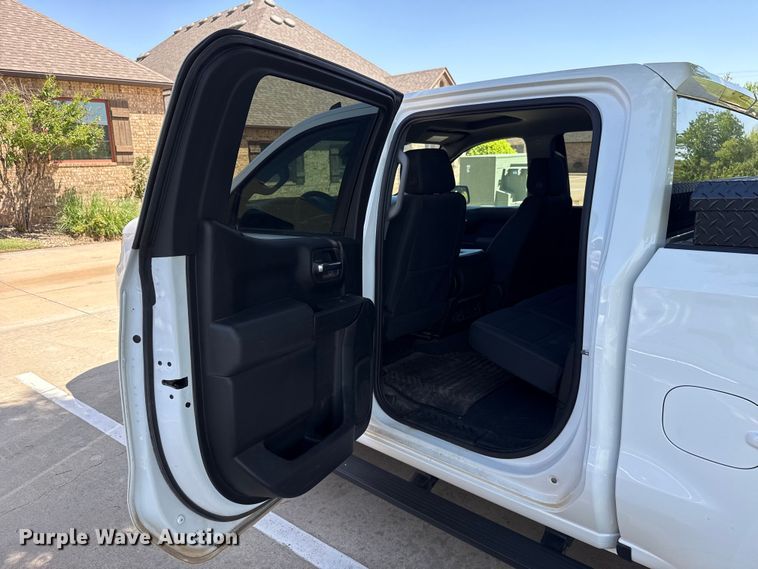 image for item ET6085 2022 Chevrolet Silverado 1500 Crew Cab pickup truck