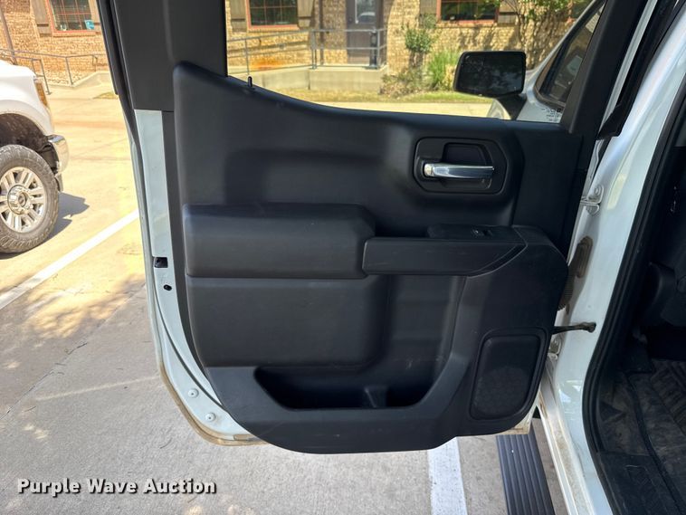 image for item ET6085 2022 Chevrolet Silverado 1500 Crew Cab pickup truck
