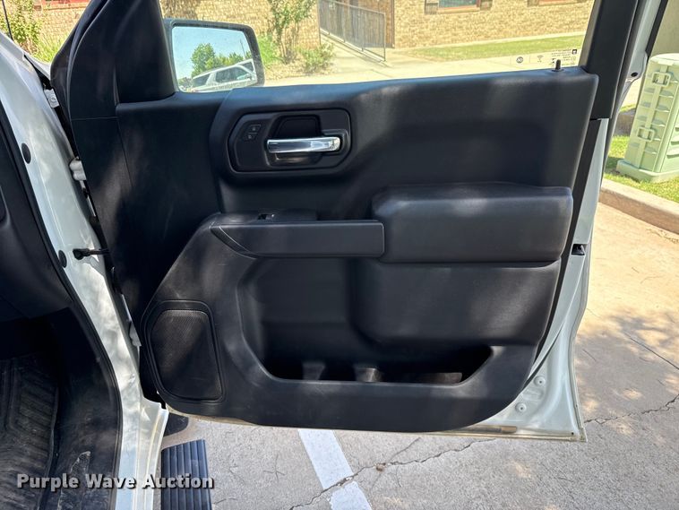 image for item ET6085 2022 Chevrolet Silverado 1500 Crew Cab pickup truck