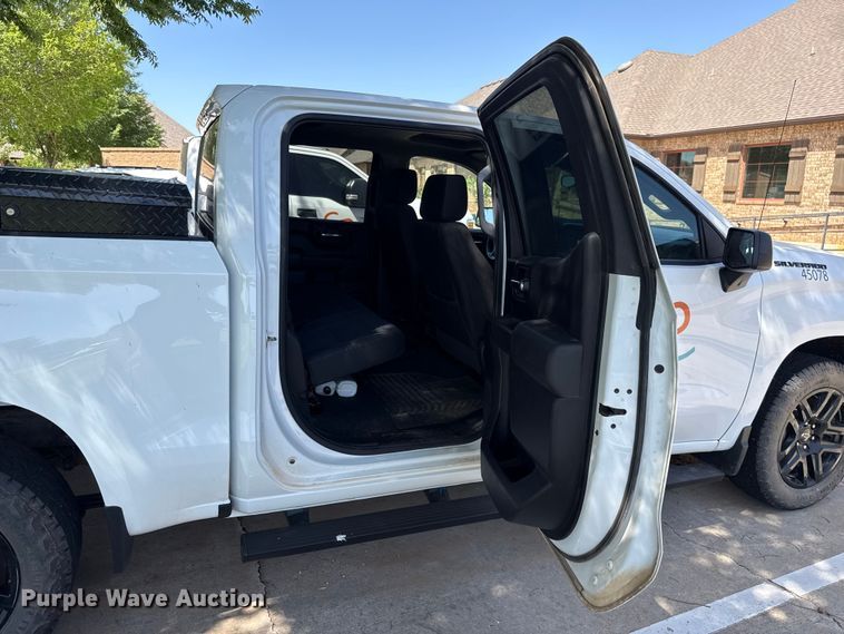 image for item ET6085 2022 Chevrolet Silverado 1500 Crew Cab pickup truck