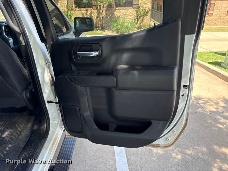 image for item ET6085 2022 Chevrolet Silverado 1500 Crew Cab pickup truck