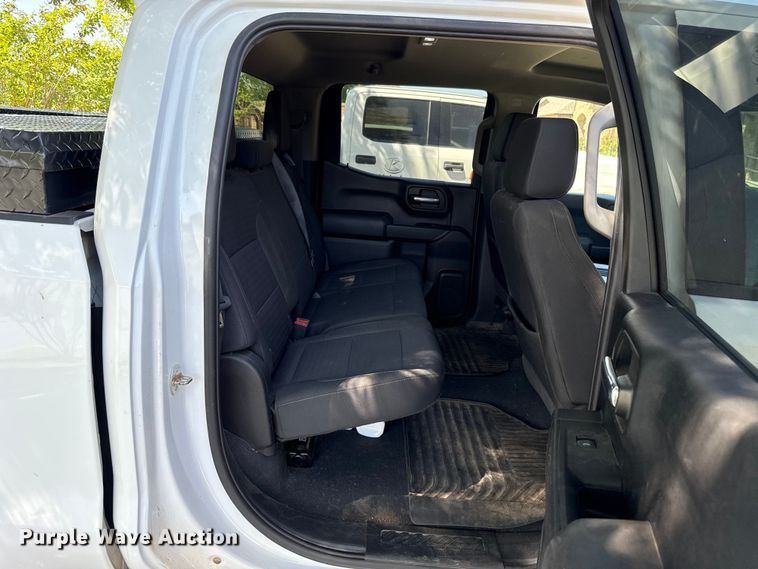 image for item ET6085 2022 Chevrolet Silverado 1500 Crew Cab pickup truck