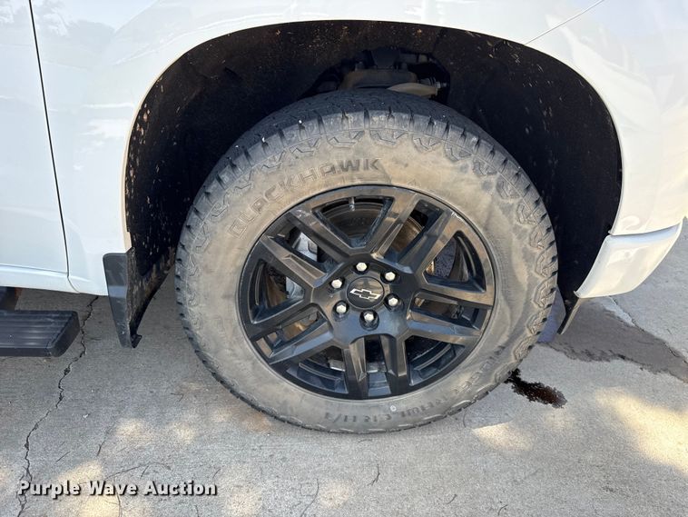 image for item ET6085 2022 Chevrolet Silverado 1500 Crew Cab pickup truck