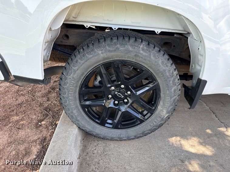 image for item ET6085 2022 Chevrolet Silverado 1500 Crew Cab pickup truck