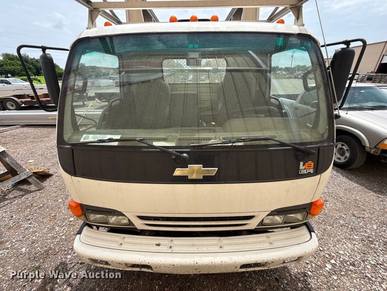 image for item ET6101 2005 Chevrolet W35042 flatbed truck