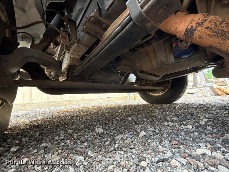 image for item ET6101 2005 Chevrolet W35042 flatbed truck
