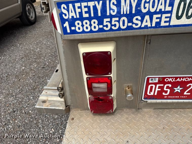 image for item ET6101 2005 Chevrolet W35042 flatbed truck