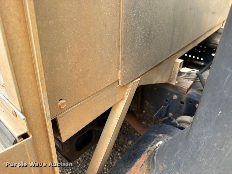 image for item ET6101 2005 Chevrolet W35042 flatbed truck