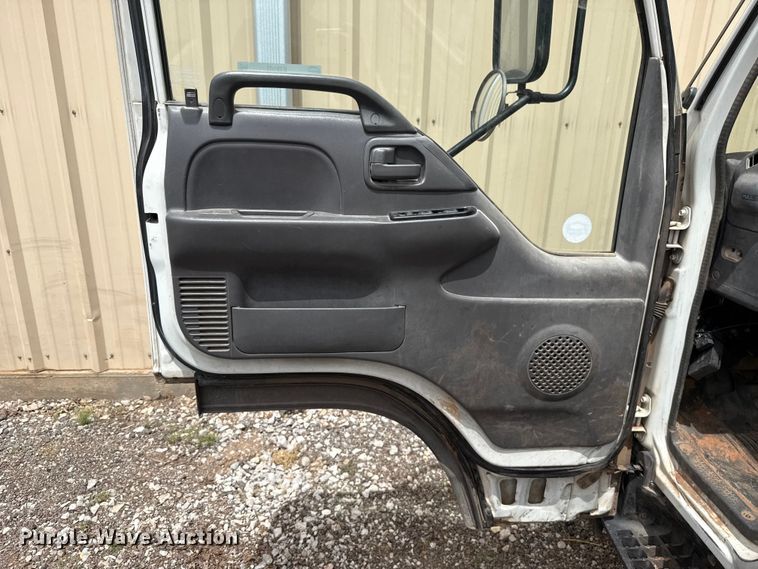 image for item ET6101 2005 Chevrolet W35042 flatbed truck