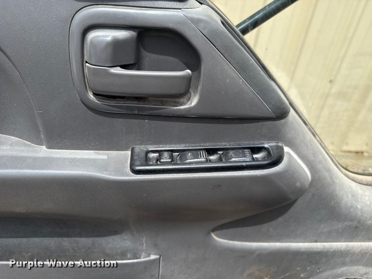 image for item ET6101 2005 Chevrolet W35042 flatbed truck