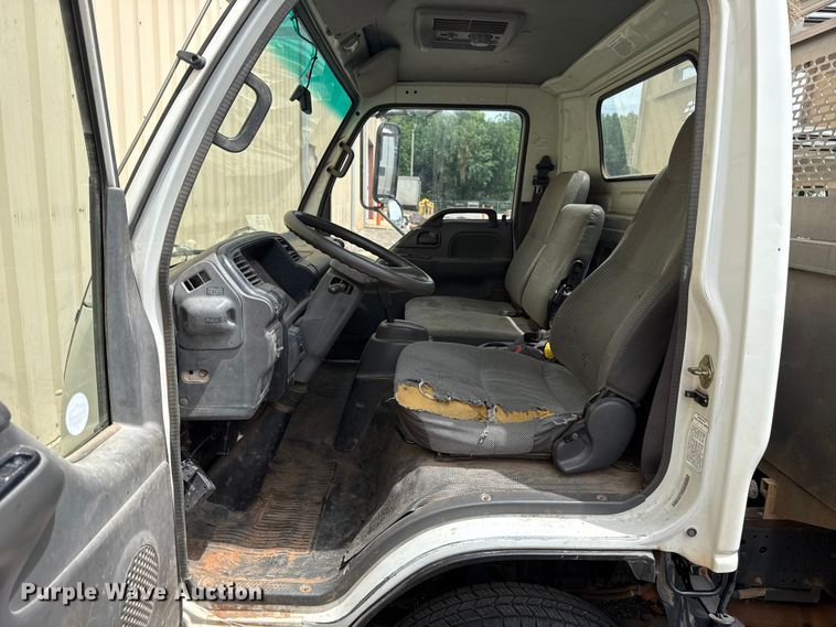 image for item ET6101 2005 Chevrolet W35042 flatbed truck