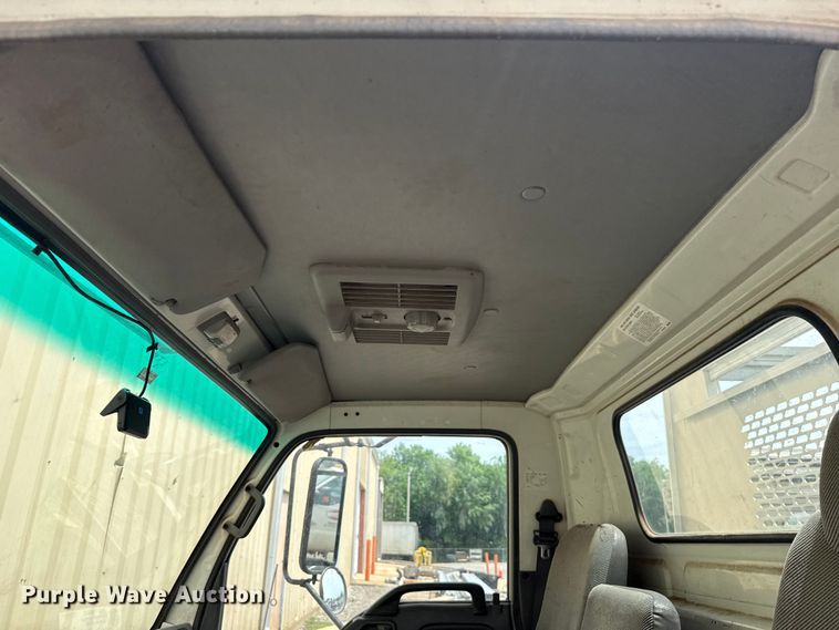 image for item ET6101 2005 Chevrolet W35042 flatbed truck