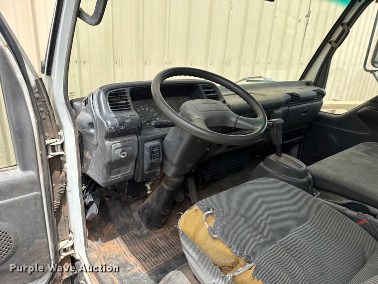 image for item ET6101 2005 Chevrolet W35042 flatbed truck