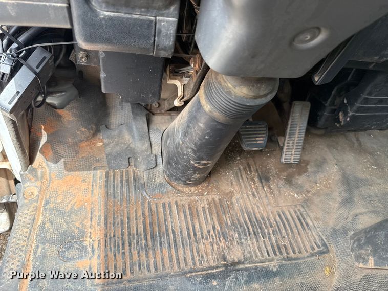 image for item ET6101 2005 Chevrolet W35042 flatbed truck