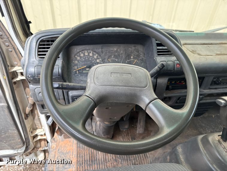 image for item ET6101 2005 Chevrolet W35042 flatbed truck
