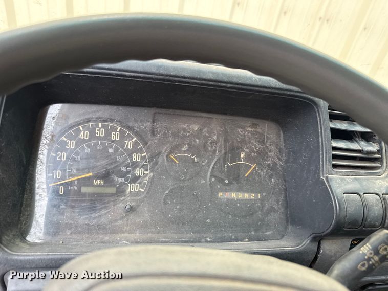 image for item ET6101 2005 Chevrolet W35042 flatbed truck