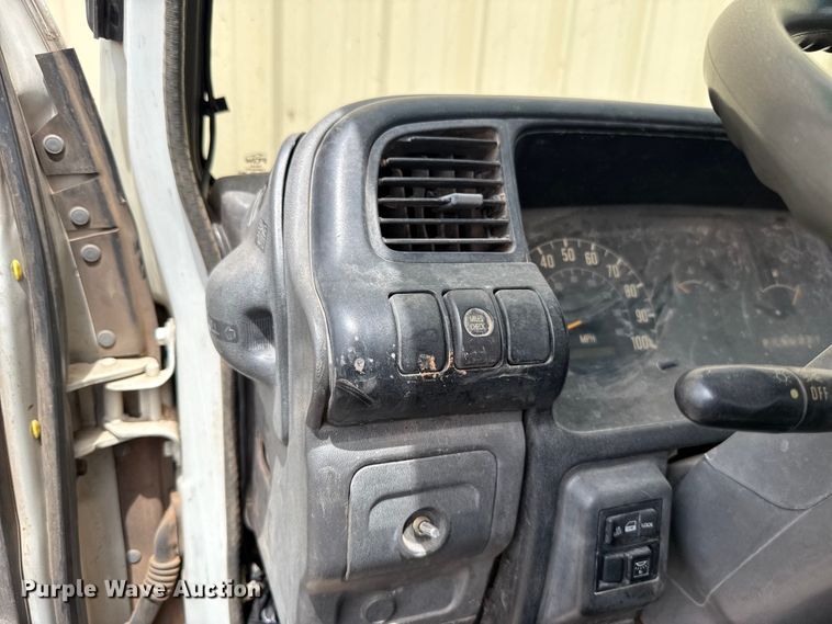 image for item ET6101 2005 Chevrolet W35042 flatbed truck
