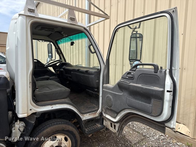 image for item ET6101 2005 Chevrolet W35042 flatbed truck