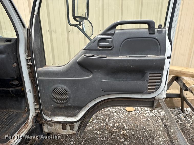 image for item ET6101 2005 Chevrolet W35042 flatbed truck