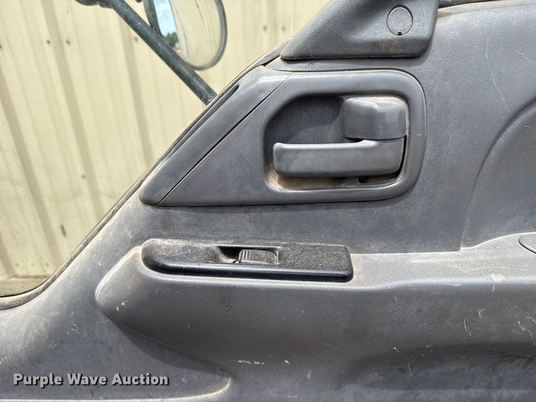 image for item ET6101 2005 Chevrolet W35042 flatbed truck